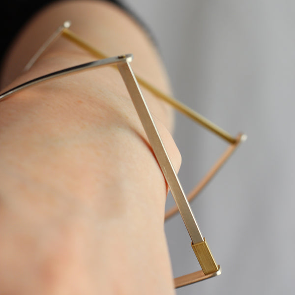 Kinetic horseshoe bracelet